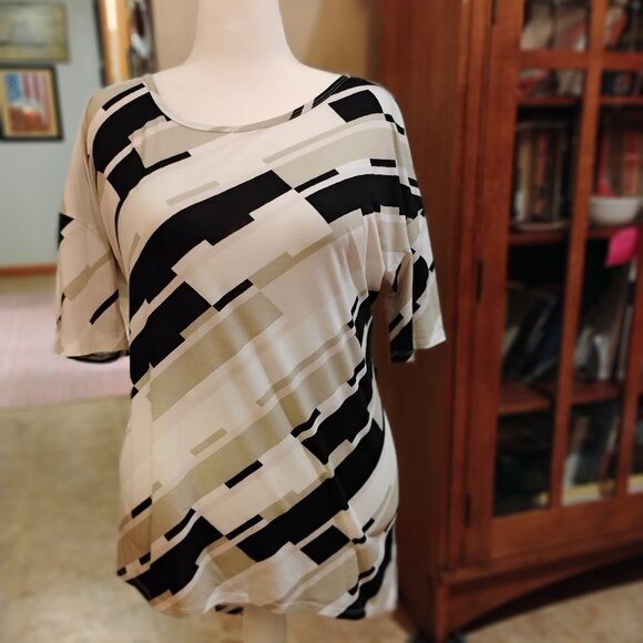 LulaRoe Lynnae shirt size XL - Picture 2 of 5